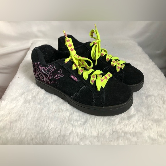 Girls Black & Pink Shoes. VANS. Size 3.5
Good condition 
Was $65
Now $25 - Picture 1 of 5